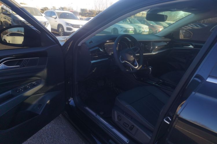 大众 帕萨特 2025款 出众款 380TSI 龙耀版中控内饰7003