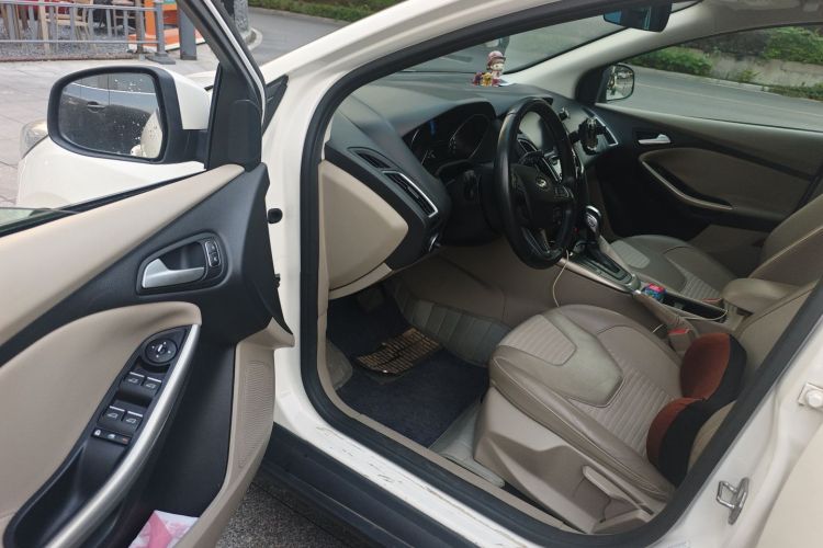 福特 福克斯 2015款 两厢 1.6L 自动风尚型中控内饰20