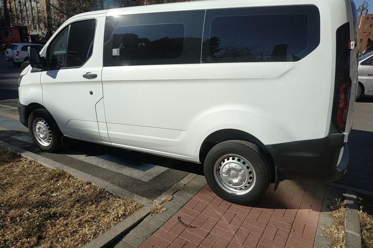 福特 全顺 2023款 2.0T汽油手动多功能商用车短轴低顶5/6座车身外观4