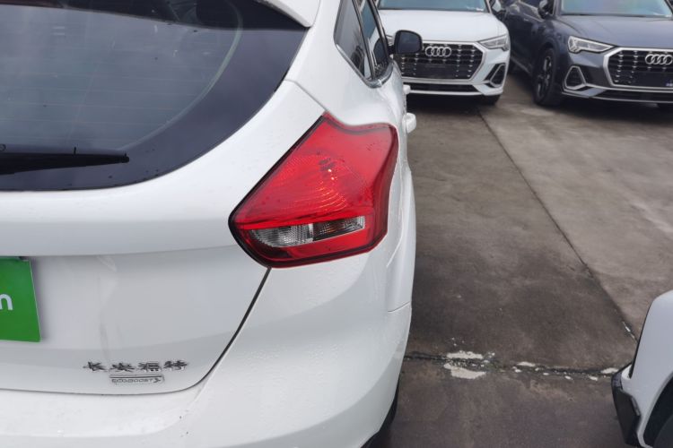 福特 福克斯 2018款 两厢经典 EcoBoost 180 自动精英型车身外观9