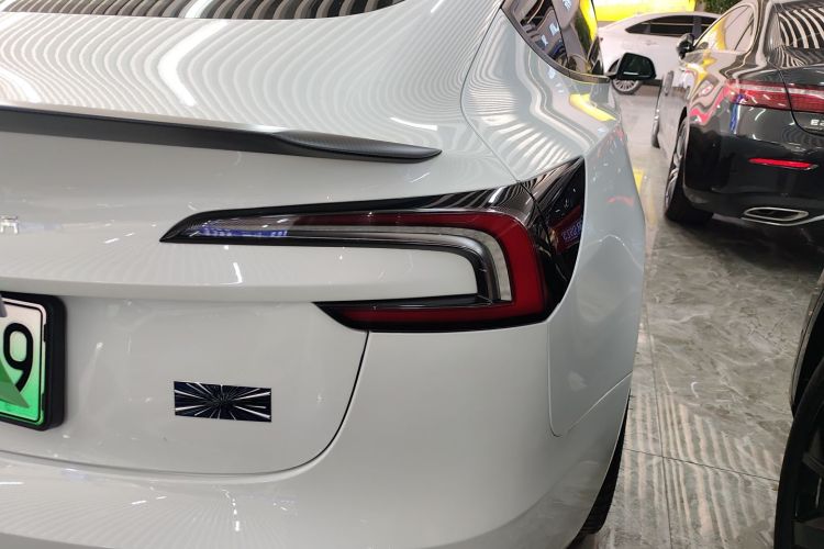 特斯拉 Model 3 2024款 高性能全轮驱动版车身外观9