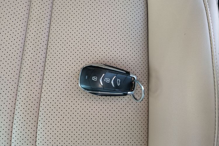 蓝电E5 2023款 1.5L DE-i 100KM臻享型 7座中控内饰11