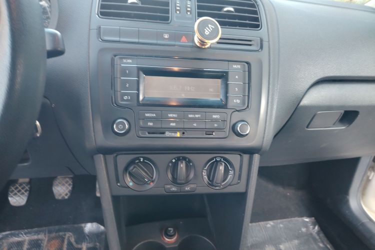 大众 Polo 2014款 1.4L 手动风尚版中控内饰16