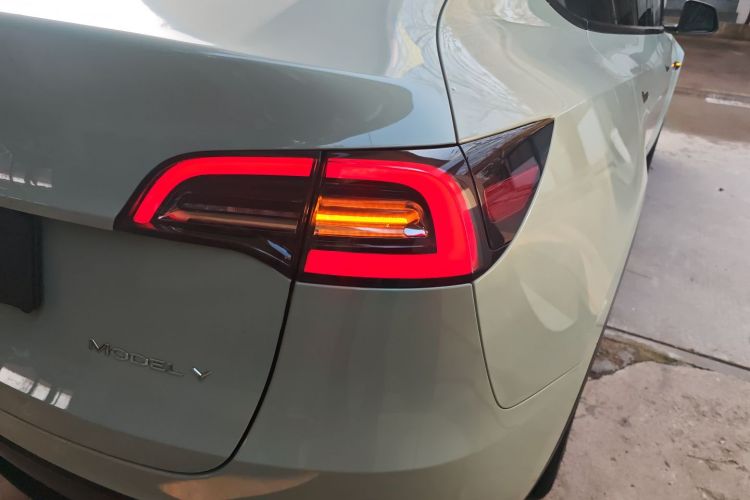 特斯拉 Model Y 2024款 后轮驱动版车身外观9