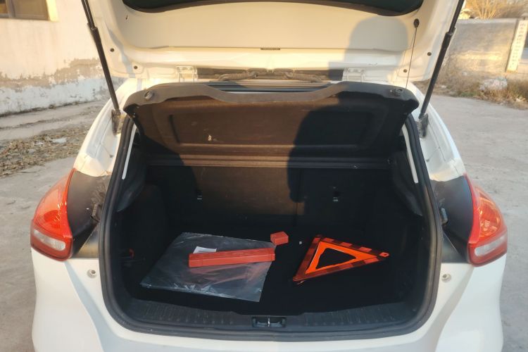 福特 福克斯 2018款 两厢经典 1.6L 自动风尚型智行版机舱底盘23