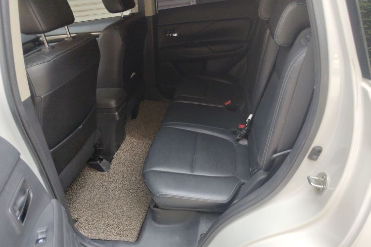 三菱 欧蓝德(进口) 2016款 2.4L 四驱精英版 5座中控内饰7004