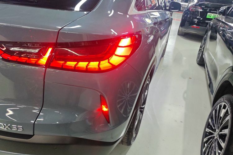 英菲尼迪QX55 2022款 2.0T 四驱耀享版车身外观9