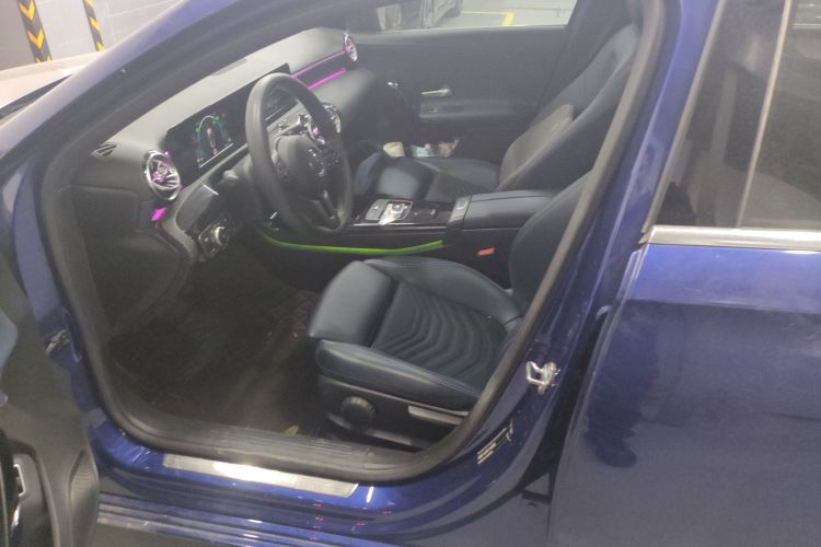 奔驰A级 2020款 A 180 L中控内饰19