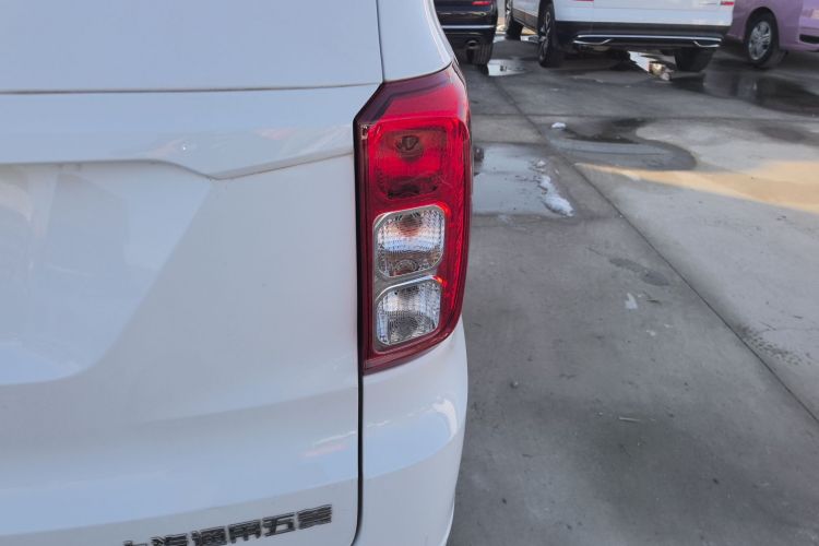 五菱汽车 五菱宏光 2021款 1.5L改款 S舒适型 电动助力LAR车身外观9