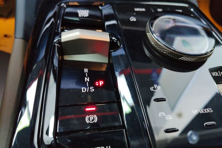 宝马5系 2024款 530Li 领先型 M运动套装中控内饰18