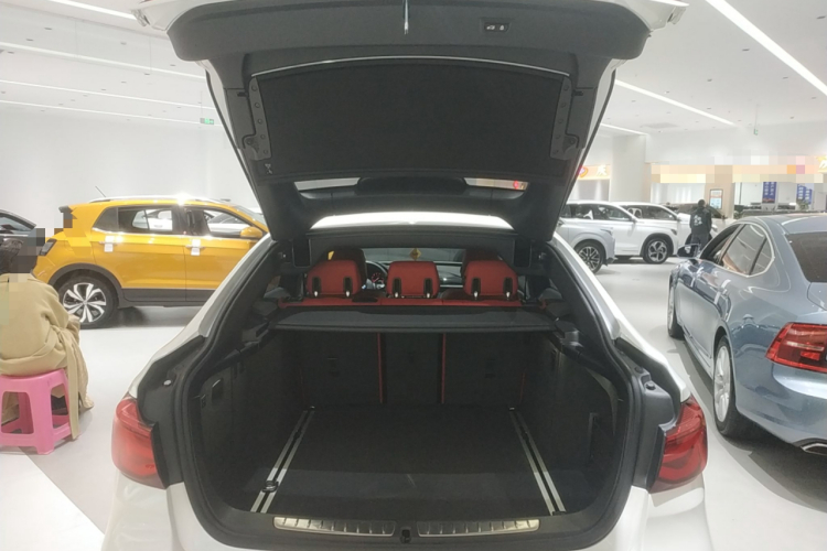 宝马3系GT 2020款 320i M运动曜夜版机舱底盘23