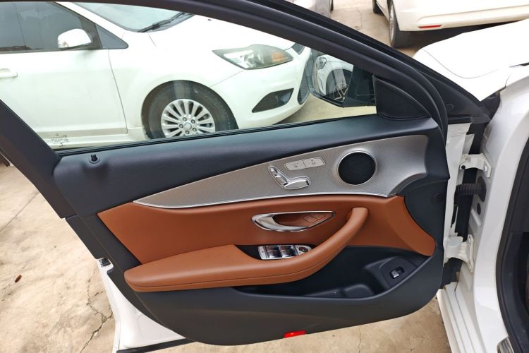 奔驰E级 2017款 E 200 运动型 4MATIC中控内饰47