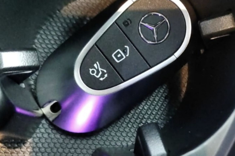 奔驰C级 2025款 C 260 L 皓夜运动版中控内饰11