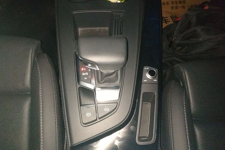 奥迪A4L 2022款 40 TFSI 豪华动感型中控内饰18