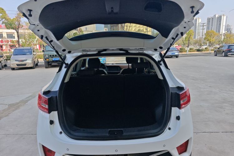 众泰T300 2017款 1.5T CVT尊享型机舱底盘23