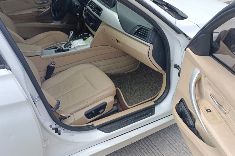 宝马3系 2013款 320i 时尚型局部细节9005