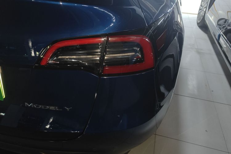 特斯拉 Model Y 2021款 标准续航后驱版车身外观9
