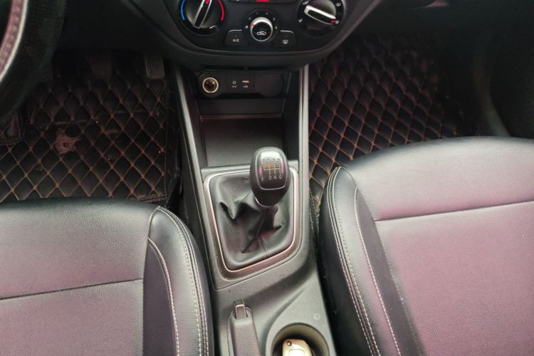 现代 悦纳 2016款 1.4L 手动炫酷版GLS中控内饰18