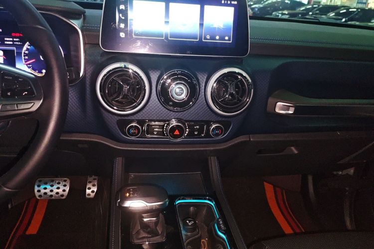 北京越野 北京BJ40 2024款 2.0D 刀锋英雄荣耀版中控内饰16