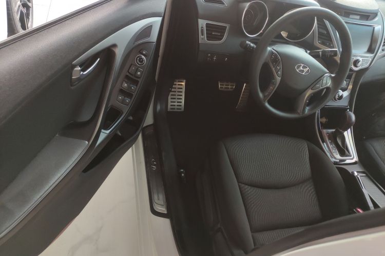 现代 朗动 2016款 1.6L 自动尊贵型中控内饰20