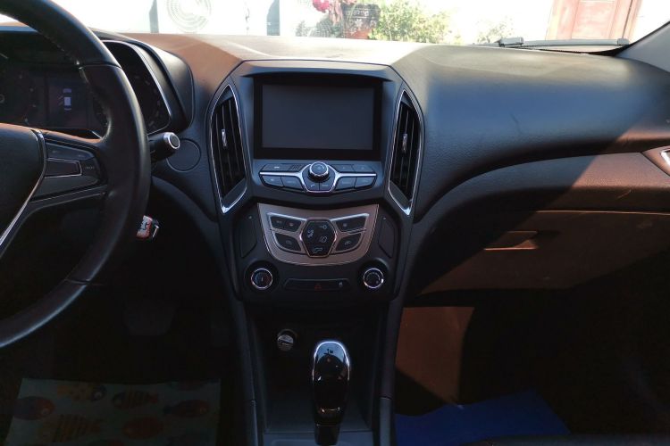 奇瑞 艾瑞泽5 2016款 1.5L CVT领锐版中控内饰16