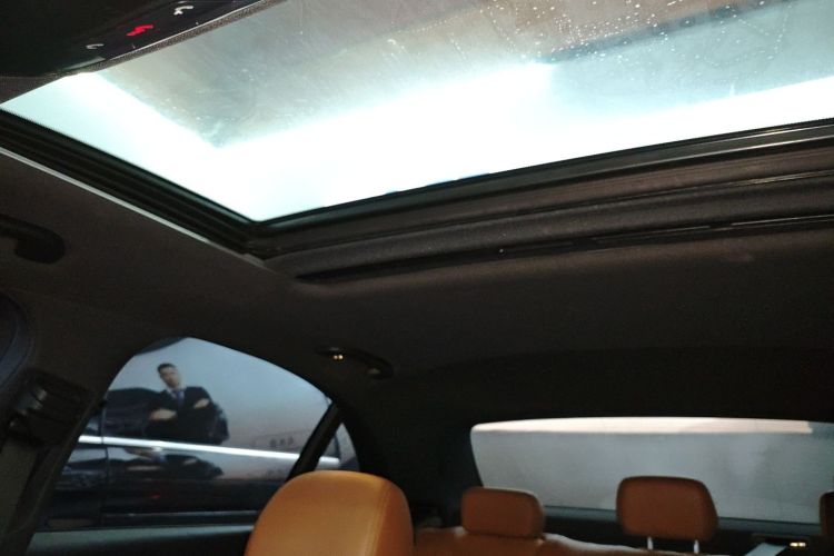 奔驰E级 2017款 E 200 运动型中控内饰22