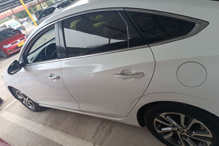 长安 逸动 2018款 1.6L GDI 手动领尚型车身外观4