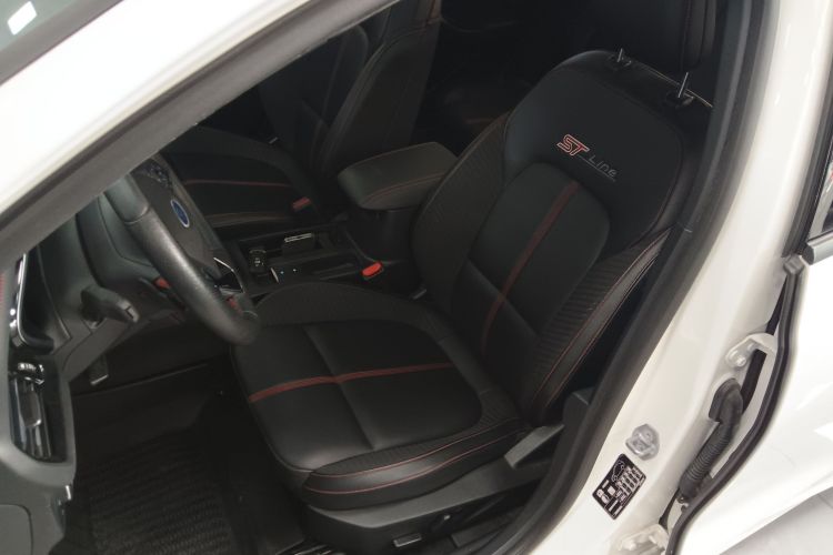 福特 福克斯 2022款 三厢 EcoBoost 180 自动ST Line局部细节19