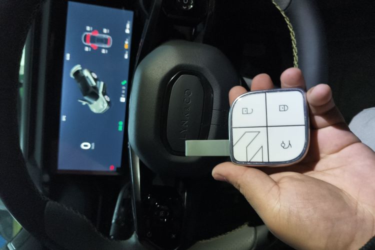 领克08 EM-P 2023款 120km 长续航Halo中控内饰7001