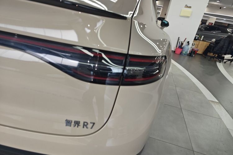 鸿蒙智行 智界R7 2025款 增程 251km Max车身外观9