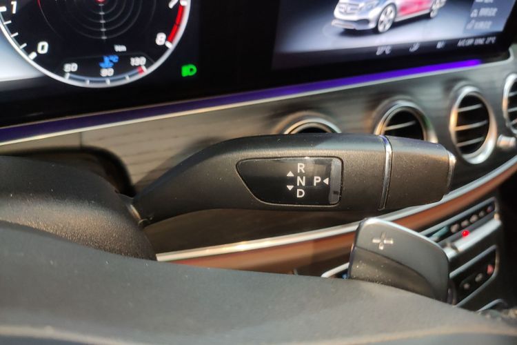 奔驰E级 2020款 E 260 L 运动型中控内饰18