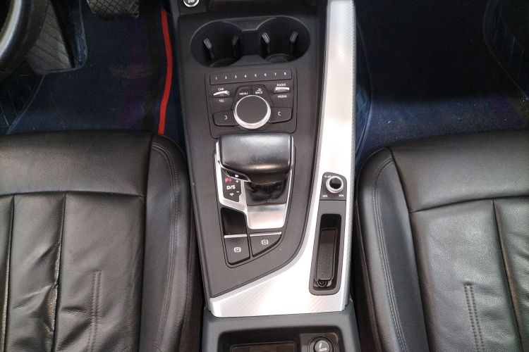 奥迪A4L 2017款 40 TFSI 时尚型中控内饰18