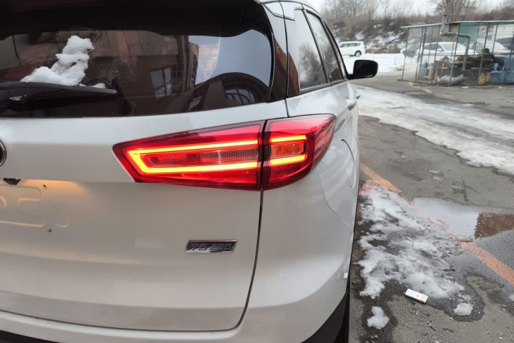 一汽 森雅R9 2018款 1.2T 自动豪华智尚型车身外观9