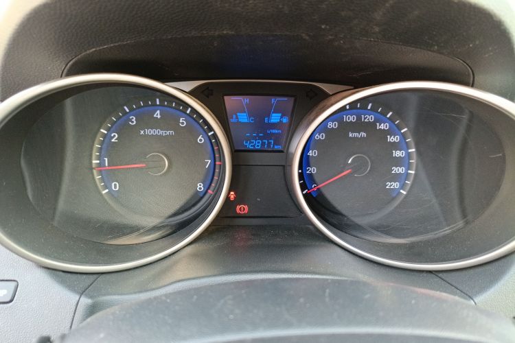 北京现代ix35 2013款 2.0L 手动两驱舒适型GL 国IV中控内饰14