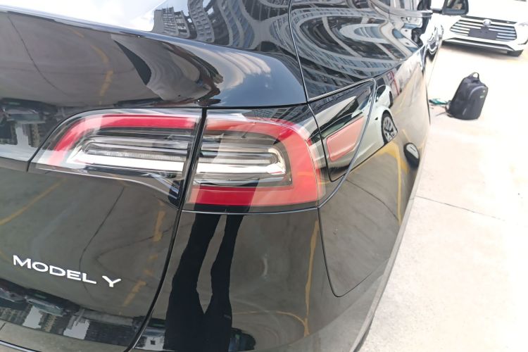 特斯拉 Model Y 2021款 长续航全轮驱动版 3D7车身外观9