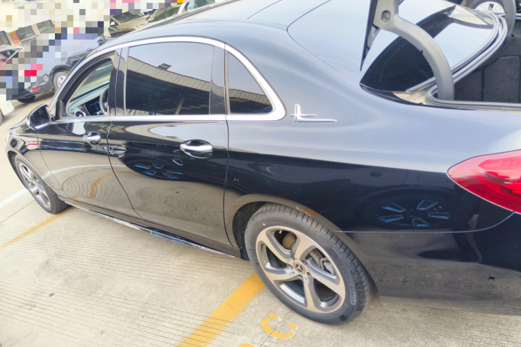 奔驰E级 2018款 改款 E 300 L 运动时尚型车身外观4