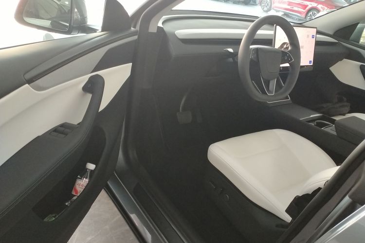 特斯拉 Model Y 2025款 长续航全轮驱动版中控内饰20