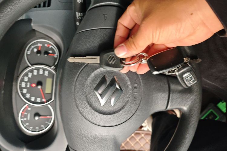 铃木 雨燕 2014款 1.3L 手动标准型中控内饰11