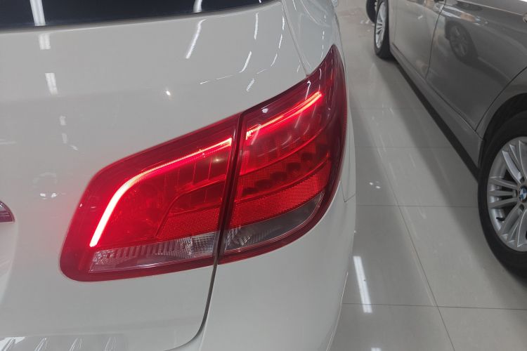 奔驰B级 2019款 B 200 动感型车身外观9