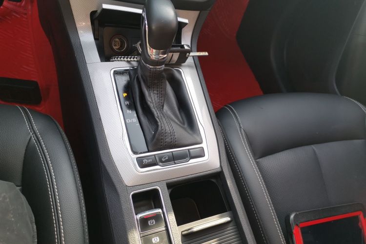 荣威RX5 2020款 20T 自动4G互联超越旗舰版中控内饰18