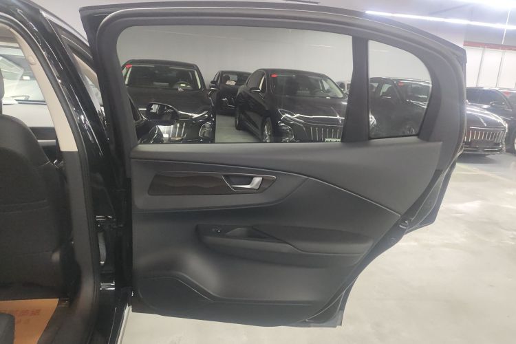 红旗E-QM5 2022款 431km 充电乐享版中控内饰7006