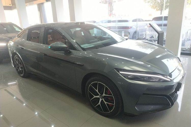 比亚迪 汉L 2025款 DM-p 四驱激光雷达旗舰型车身外观3