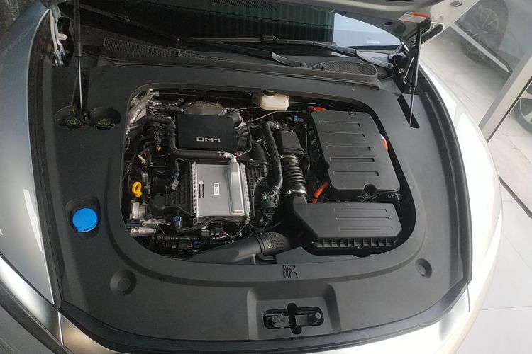 比亚迪 汉L 2025款 DM-i 200KM激光雷达尊享型机舱底盘24