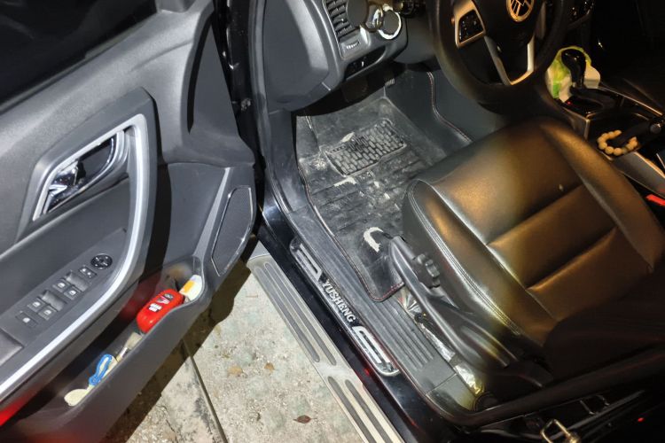 江铃 驭胜S350 2014款 2.4T 自动两驱柴油豪华天窗版5座中控内饰20