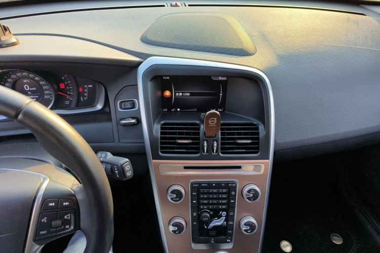 沃尔沃XC60 2017款 T5 智进版中控内饰16