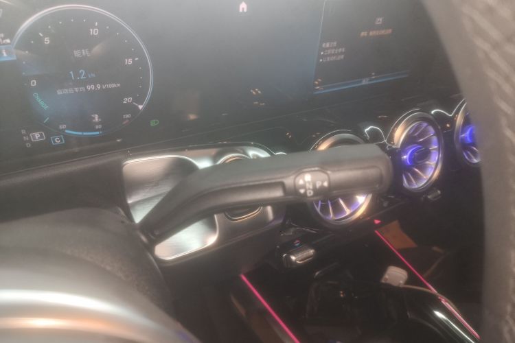 奔驰GLB 2023款 GLB 220 动感型中控内饰18