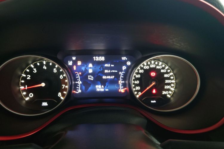 Jeep 指南者 2017款 200TS 自动高性能四驱版中控内饰14