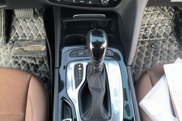 别克 君威 2017款 20T 精英型中控内饰18