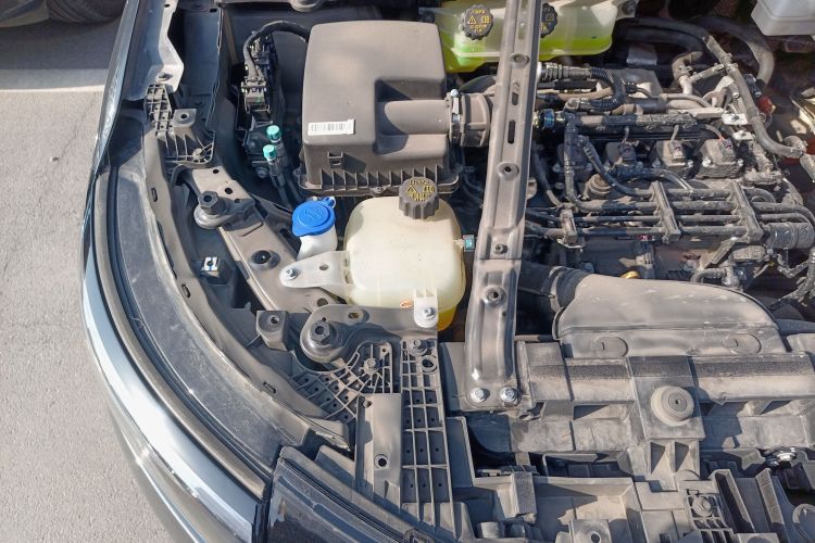 鸿蒙智行 问界M7 2024款 1.5T 后驱Plus版 6座机舱底盘25