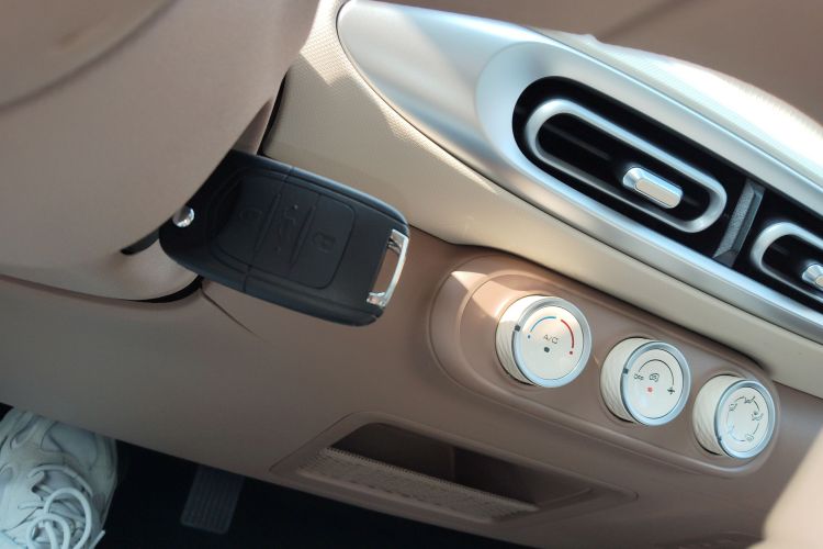 五菱汽车 宏光MINIEV 2025款 四门版 进阶款中控内饰7001